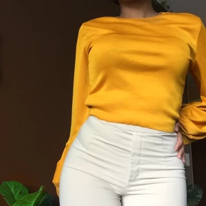 Gul topp  - Denna fina topp har balongärmar och en fin gyllene gul färg! Passar fint till sommarkvällar! 🌞