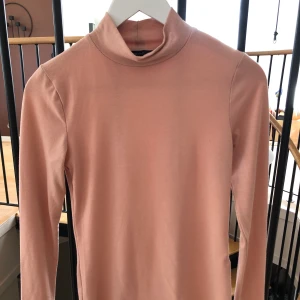 Rosa turtleneck - Turtleneck från forever 21. Frakt tillkommer eller möts upp i uppsala