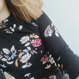 Stretchig polotröja - Snygg, stretchig polotröja i strl S med låg krage säljs, då den tyvärr inte kommer till användning. Den är från gina tricot och tyget är mjukt och följsamt och framhäver ens former. Endast använd ett fåtal gånger! 