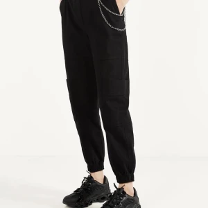 byxor med kedja!  - riktigt snygga byxor med kedja från Bershka! I storlek 32 men skulle passa 34 också! dom har aldrig används då det inte är min stil. 