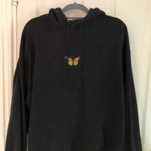 BRANDY MELVILLE  - Butterfly/ Fjäril HODDIE från Brandy Melville. I perfekt skick med inga fel!! Går ej att köpa i Sverige och slutsåld online. Super skön och mysig!(: