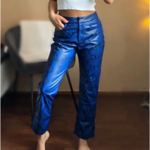 NA-KD ormskinn byxor  - Aldrig använda , bara testade , storlek 36 .