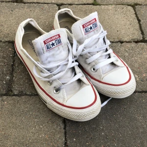 Låga converse all star  - Låga, vita converse. Använda fåtal gånger men inget slitage. Frakt 88kr💕