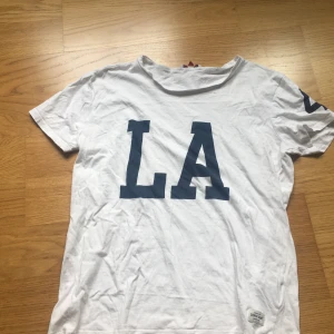t-shirt  - jättefin vit t-shirt knappt använd. från lager 157. 