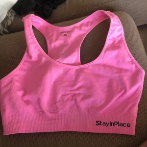 Träningstopp - Träningstopp hel o ren :) ganska neonrosa lysande rosa :) XS -S 