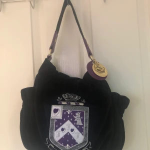 JUICY COUTURE väska  - SUPER SNYGG Y2K juicy couture väska. I perfekt skick med inga fel! Svårt att hitta i Sverige! Passa på(;