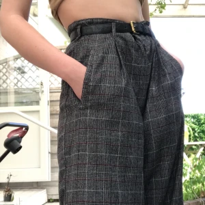 Långa, rutiga byxor med hög midja - Supersnygga, långa rutiga byxor med Wide leg och hög midja!! Luftiga men ändå varmt material. Står att det är en size 36 men är mer som en 38a, men ser skitballa ut med skärp i midjan!