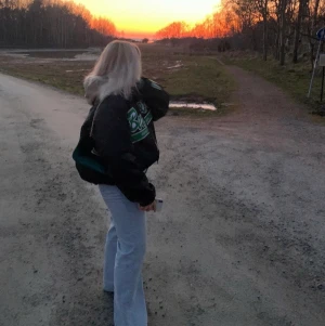 Baseball jacka  - Säljer nu min baseball jacka som jag köpte på beyond retro, den är oversize men jag brukar vika upp den, men den är minst lika snygg när den är lång! Storlek är oklart men skulle tippa på XL. Högsta bud vinner, startar på 200kr