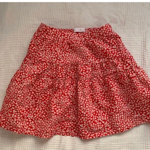Sommarkjol  - Kjol från ZARA🦋 det står strl 140 men passar mig som är xs! 150kr🥰 (inte min bild men kan ordna egna)