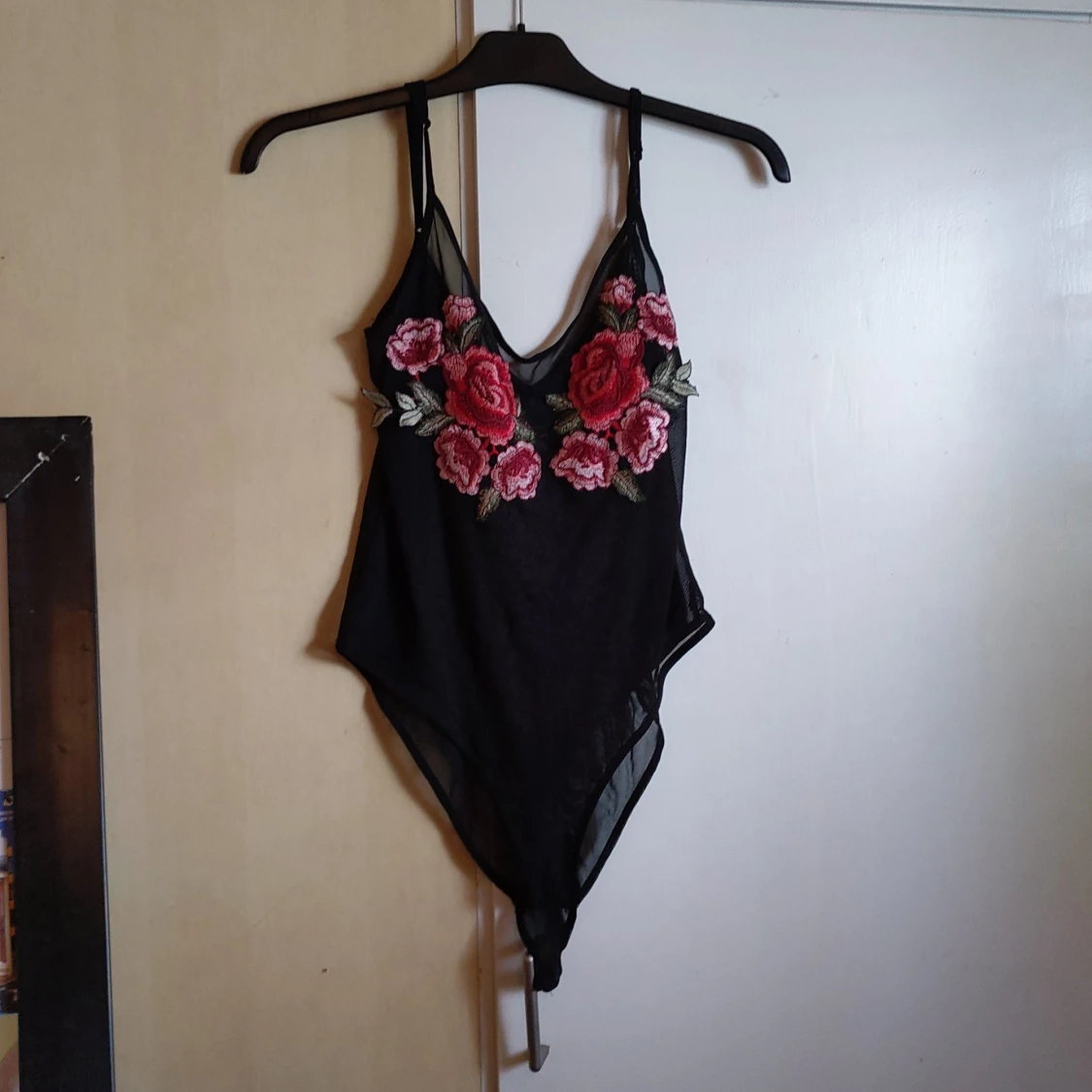 Mesh Body med broderade blommor