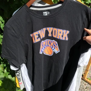 New York Knicks NBA Tisha - NY Knicks tisha i väldigt bra skick. Size L