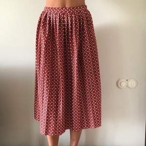 fin midi kjol med coolt mönster från pull and bear i strl S❤️  buda från 90 kr