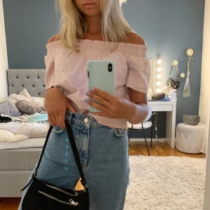 Topp från Bik bok - Superfin blus från Bik bok i storlek 34. I ”Linne” tyg! Fint skick!          Frakt tillkommer! Budgivning i kommentarerna vid flera intresserade!