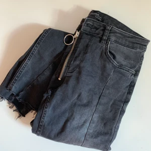 Jeans från zara - Jeans från zara. De har en söm längst med båda benen samt gylfen på utsidan. Frakt tillkommer!