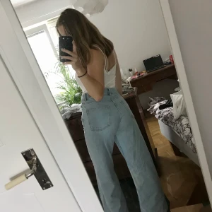 Junkyard Wide Leg - Junkyards populära Wide Leg jeans i färgen Miami Blue. Dem är uppsydda i benen och passar mig som normalt har 27/30 i jeans. 