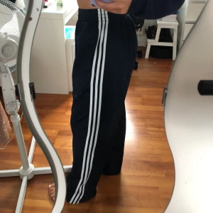 Adidas vintage raka mjukisbyxor - Ett var ascoola mjukisbyxor ifrån adidas, byxorna är köpta i en vintagebutik i köpenhamn. De sitter lite oversized på mig som är en 36 i vanliga fall, jag är 161cm lång och de är lite långa för mig. Hör av er ifall ni har några frågor❤️