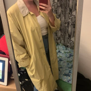 Vintage jacka - Blekgul kappa / jacka från Key West i fint skick! Ganska oversized så vet inte riktigt vilken storlek 