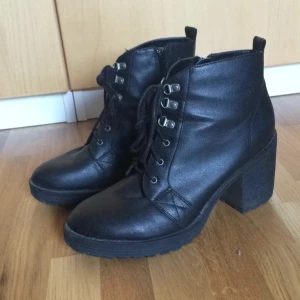  - Boots i från DinSko. Använda men inte slitna. Superbekväma att gå i! 