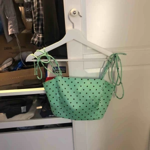  - Säljer detta as fina och populära linne. Slutsålt och super fint nu i sommar💕💕använd 1-2 gånger o är i super fint skick!