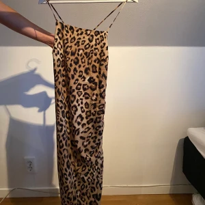 Somrig klänning  - Klänning från nly, sitter super snyggt men tyvärr blivit för stor