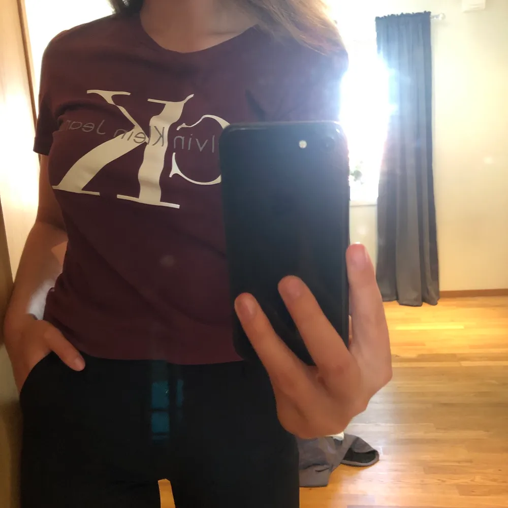Vinröd tröja från Calvin Klein. Nyskick! Jättebekväm och sitter fint. . T-shirts.