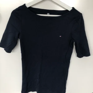 Trekvarts ärmad Hilfiger storlek S - En marinblå jättefin trekvarts ärmad tröja i storlek S. Använd fåtal gånger, i ett väldigt bra skick!