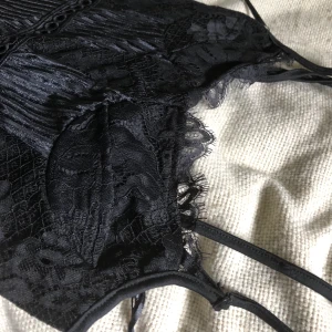 Prettylittlethings  - Hej! Ja säljer denhär superfina klänningen pgd av att dne är för liten för mig. Lappen sitter kvar och den är helt oanvänd bara testat den.