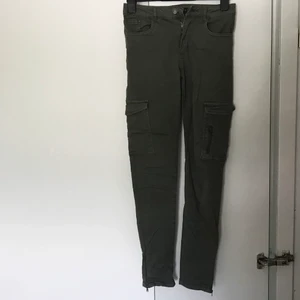 Cargobyxor - Khaki jeans med fickor.