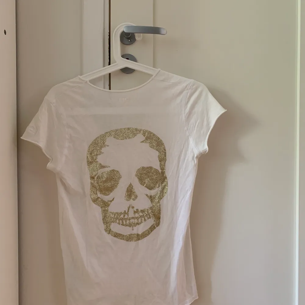 T-shirt från Zadig et Voltaire i mycket bra skick! Storleken är XS och frakt tillkommer!. T-shirts.