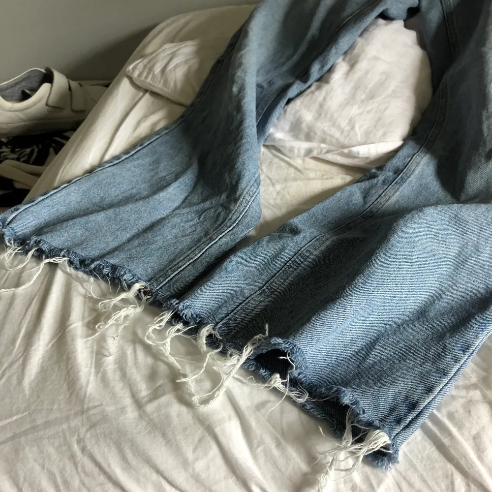 Ljusblåa jeans från nakd med slitningar nertill, nästan inte alls använda därav mycket bra skick. Står ingen storleks lapp men skulle säga att dom sitter som 38. 180kr med frakten inräknad. Jeans & Byxor.