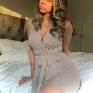 Beige klänning  - Jättefin tajt beige klänning som jag aldrig andvänt förutom på denna bilden, tycker den är lite för liten på mig tyvärr, annars skulle det vara en favorit (som ny)