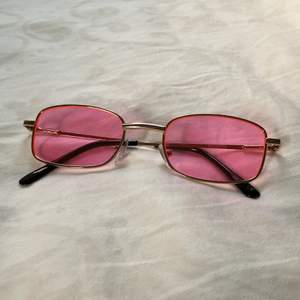 Så jäkla coola solglasögon (med UV skydd)!! Rosa glas och form som ger en äkta y2k eller 90-tals vibe beroende på hur du väljer att styla. Fodral medföljer. Köparen står för frakten