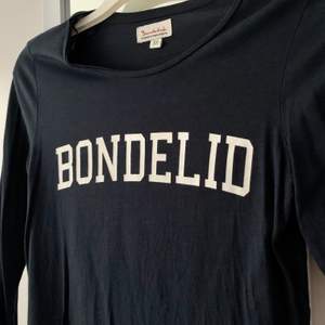 Mörkblå långärmad T-shirt från Bondelid som är använd men fortfarande i fint skick 💙 frakt tillkommer och vid flera köpare blir det budgivning som avslutas 24 timmar efter första budet 💙