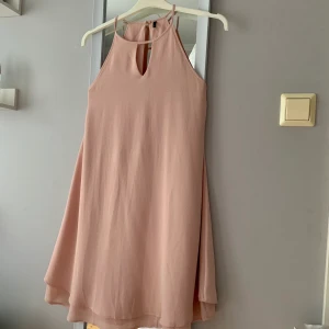 Klänning från ONLY - Superfin nuderosa klänning från ONLY i storlek 36 💘 använd vid ett tillfälle och då i väldigt fint skick! Frakt tillkommer och vid flera köpare blir det budgivning som avslutas 24 timmar efter första bud 💘