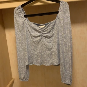 Topp hm - Super fin topp som ligger i garderoben, har inte kommit till mycket till användning. Jag skulle säga att den sitter som en 36-38 (s-m) Den är som i nyskick! BUDA om det är många intresserade☺️