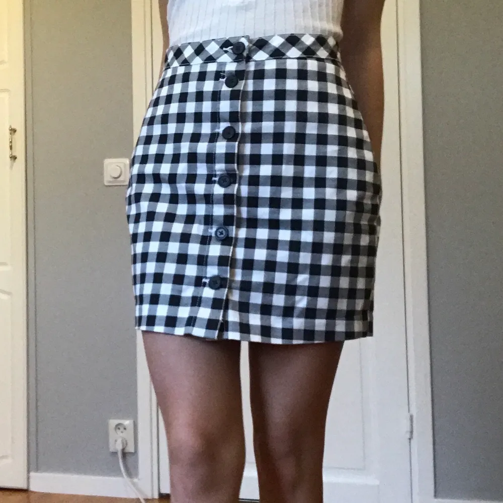 Rutig kort kjol från h&m med knappar som går hela vägen ner. Passar bra nu på sommaren ☺️ Frakt ingår i priset. Kjolar.