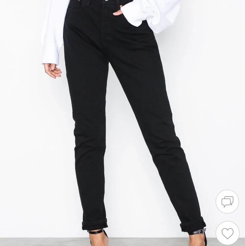 Ett par svarta Levis jeans i storlek 25, inköpa för 1150kr mitt pris 350! (Nästintill oanvända). Jeans & Byxor.
