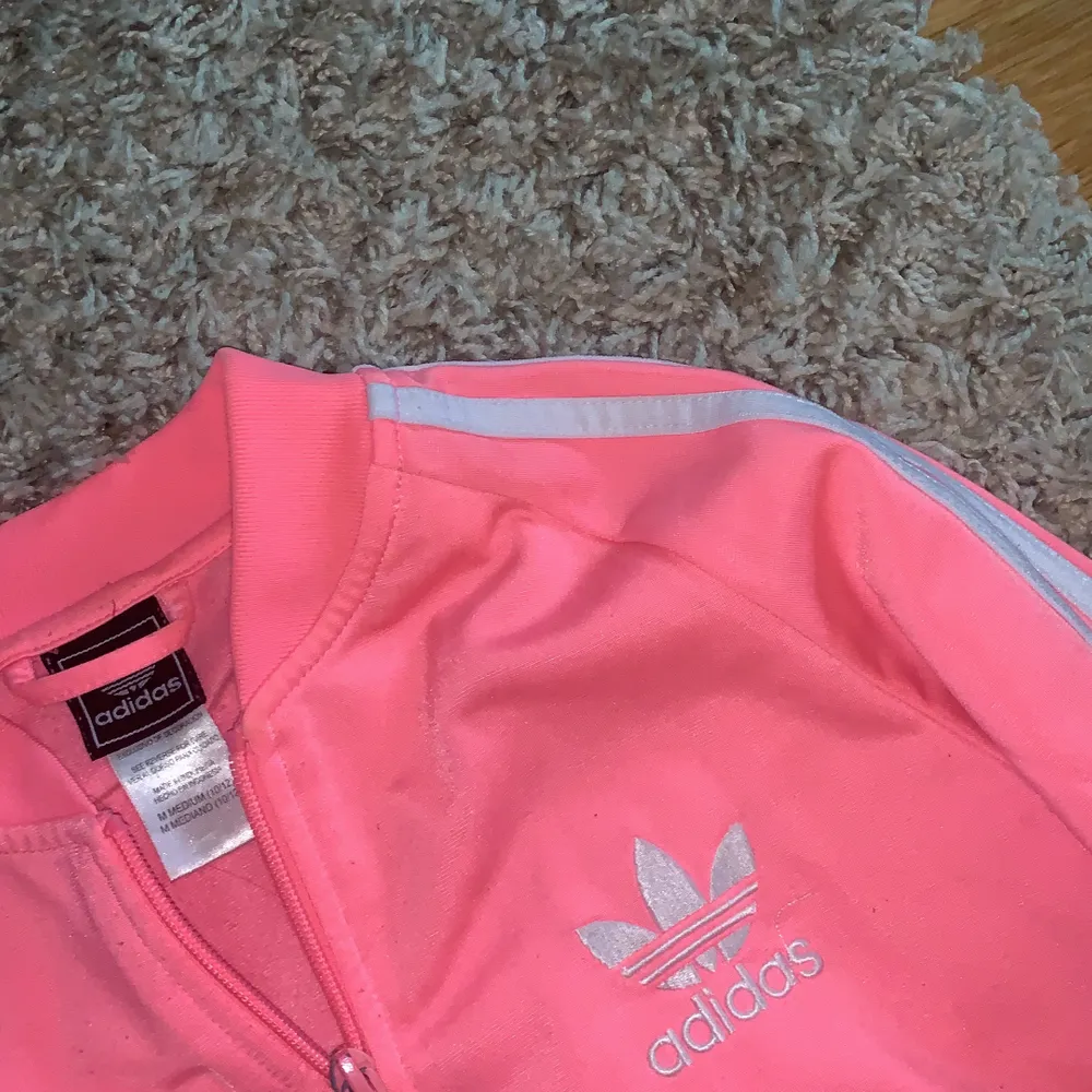 Säljer dessa fina turkos rosa Adidas! Väldigt fint skick knappt använd kom med bud! OBSstår ej för frakten 🌸. Tröjor & Koftor.