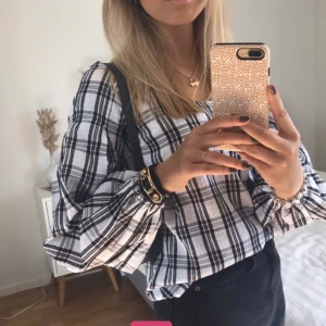 Rutig blus - Såå fin blus jag köpte här från Plick, men kommer tyvärr inte till användning🥵 INTRESSEKOLL, pris kan diskuteras💖 är själv S/M men den passar perfekt på mig (lånad bild)