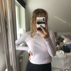 Rosa långärmad tröja  - Jätte fin långärmad tröja från ginatricot. Köpt för 1 år sen. Har inte använt den mycket alls. Sitter superbra då den formar sig efter ens kropp. 