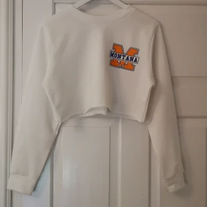 Boohoo croptop - Vit croppad sweatshirt från boohoo strl 38