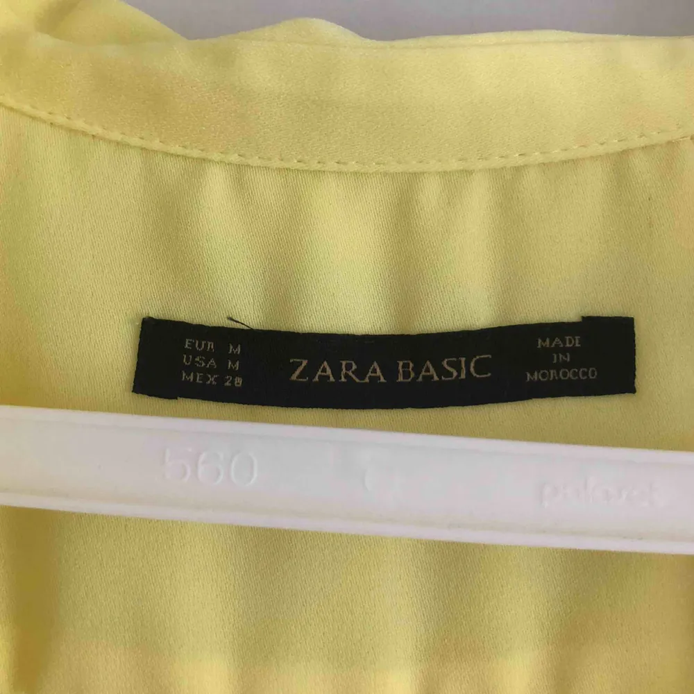 Gul från från Zara i storlek M. Knappt använd och i fint skick. Skickas i blå påse. 200 kr inkl frakt 📦 . Klänningar.