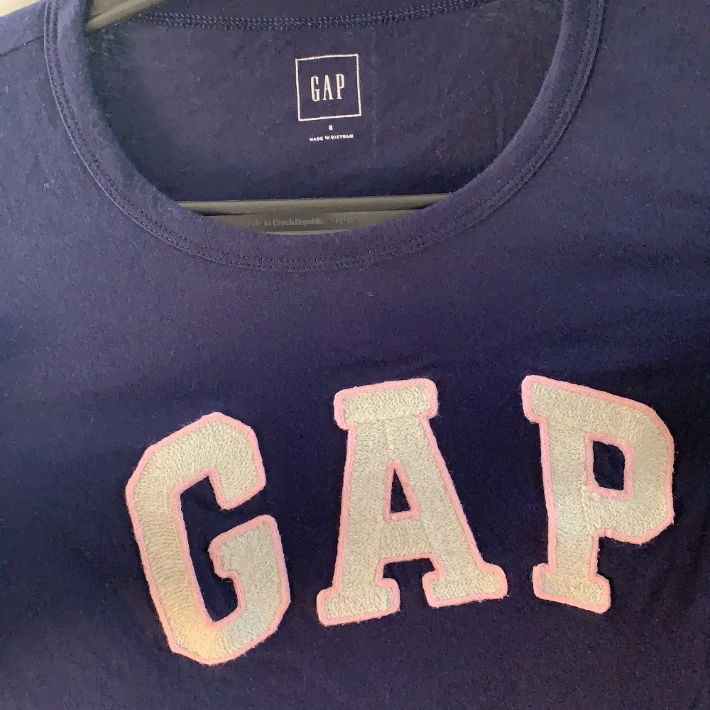 Super fin äkta Marinblå GAP T-shirt! Lite glittriga detaljer i texten GAP. Använd ca 3 gånger!💙 Köparen står för frakt!. T-shirts.