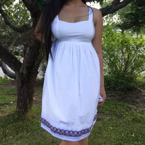 Klänning från Tommy Hilfiger  - En helt ny klänning från Tommy Hilfiger! Taggen finns kvar och den är aldrig använd. Storlek M men passar även en S med normalstor byst. Köpt för 1299kr men säljer för 270kr. Köparen står för frakt. Hör av dig vid frågor!✨