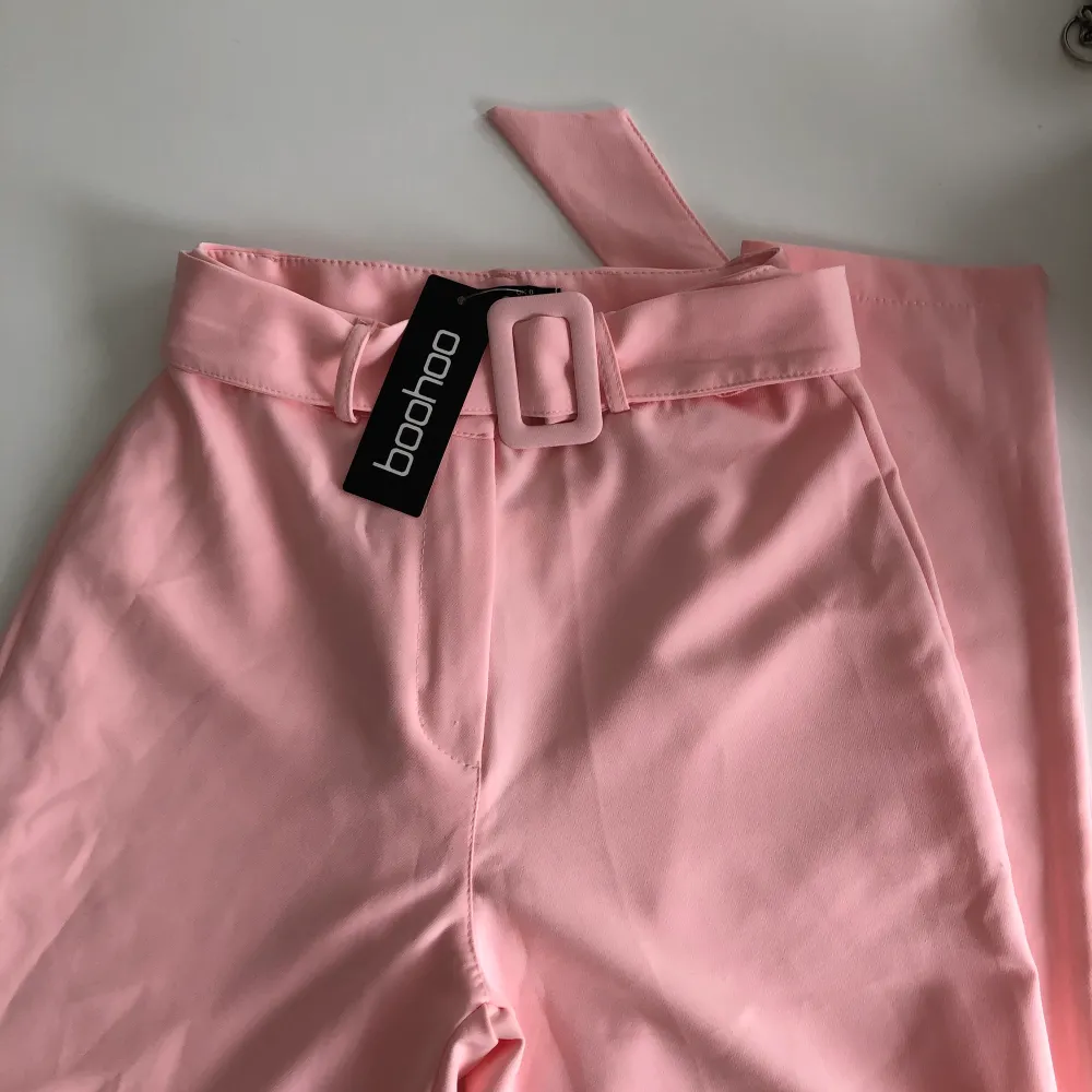Superfina ljusrosa kostymbyxor från Boohoo, perfekt till sommaren! Aldrig använda och prislapp kvar. Säljer pga att den tyvärr aldrig kommer till användning! 💖. Jeans & Byxor.