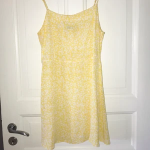 Sommarklänning  - Blommig sommarklänning storlek L. 