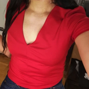 Topp RÖD  - Aldrig använd, från Zara. Hämtas i Malmö eller skickas i post (frakt tillkommer). 