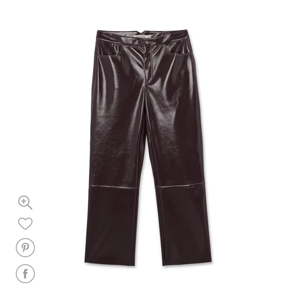 Ett par lackbyxor i mörkbrun/mörklila färg från Carin Wester. Aldrig använda men har dragit av prislappen. Ankellängd.. Jeans & Byxor.