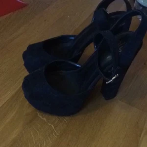  - Höga klackskor från Nelly.com