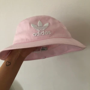 Buckethat Adidas - Jättefin buckethat från Adidas